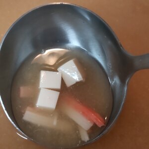 カニカマと豆腐の味噌汁